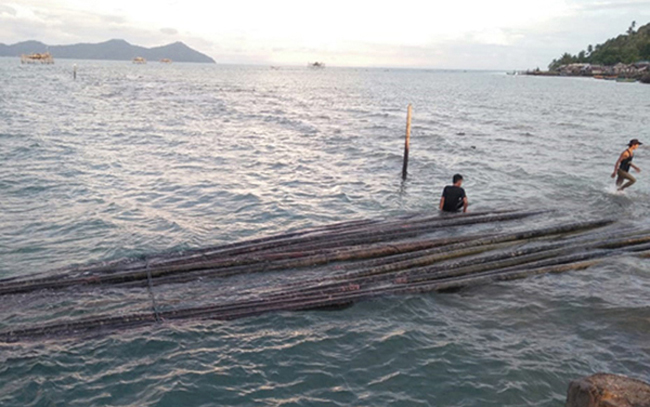 Aktivitas menancapkan tiang Bagan di perairan Pulau Kabung, Bengkayang, Kalimantan Barat. (foto: pontianak-times.co.id)