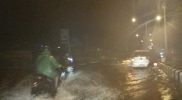 Ruas Jalan Sutoyo Kota Pontianak terendam air setelah diguyur hujan, Rabu (14/7/2021) malam. Foto: R. Rido Ibnu Syahrie