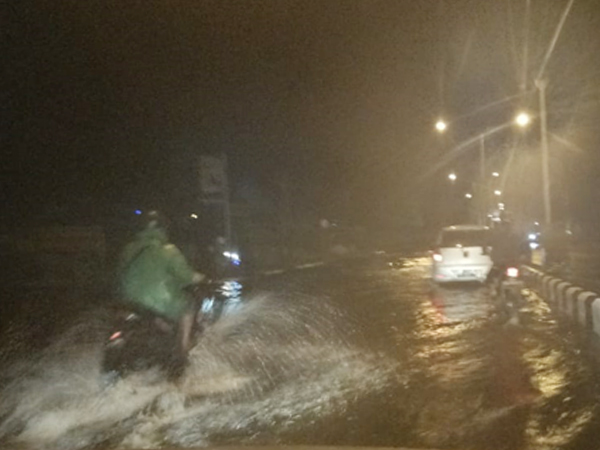 Ruas Jalan Sutoyo Kota Pontianak terendam air setelah diguyur hujan, Rabu (14/7/2021) malam. Foto: R. Rido Ibnu Syahrie 