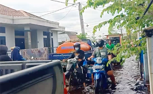Masyarakat menggunakan alternatif jalan komplek perumahan akibat penyekatan PPKM di Kota Pontianak. foto: dok