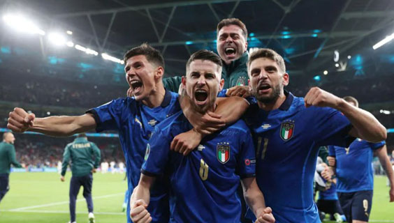 Selebrasi timnas Italia setelah mengalahkan Spanyol melalui adu penalti di Stadion Wembley, London, Inggris, Rabu (7/7/2021) dini hari WIB. foto: uefa.com
