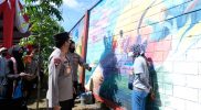 Kapolda Kalbar, R. Sigid Tri Hardjanto berdialog singkat dengan para seniman mural yang berkreasi di dinding Stadion SSA Pontianak, Sabtu (30/10/2021). Foto: dok Humas Polda Kalbar