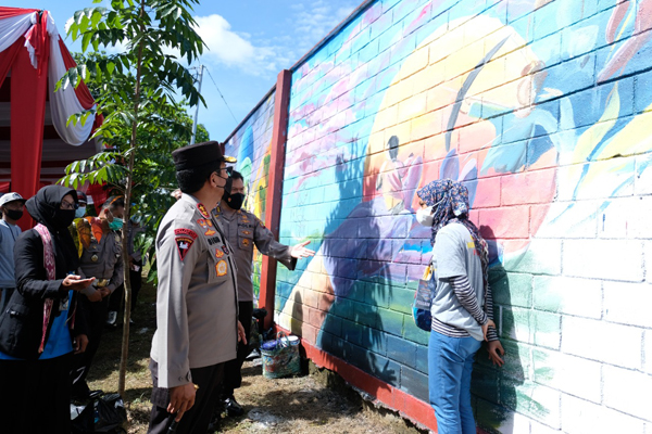 Kapolda Kalbar, R. Sigid Tri Hardjanto berdialog singkat dengan para seniman mural yang berkreasi di dinding Stadion SSA Pontianak, Sabtu (30/10/2021). Foto: dok Humas Polda Kalbar