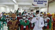 Defile kontingen NPC Kalimantan Barat pada acara Pembukaan Peparnas XVI, Jumat (5/11/2021) malam di Stadion Mandala Jayapura