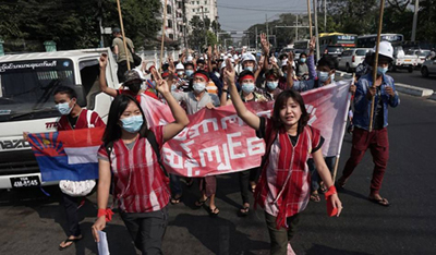 Persitiwa beberapa bulan lalu, demonstran berkumpul di jalan dekat Universitas Yangon. Menggunakan simbol salam tiga jari untuk melambangkan perlawanan terhadap Junta Militer. Foto: Thai Newsroom