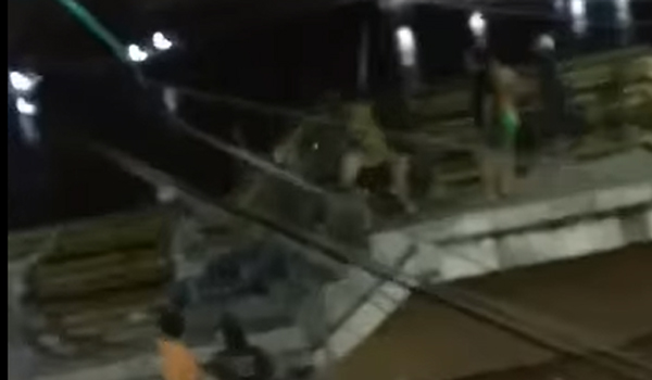 Dua kelompok massa bersitegang dan saling bacok menggunakan senjata tajam, Minggu (6/2/2022) sekitar pukul 19.00 WIB