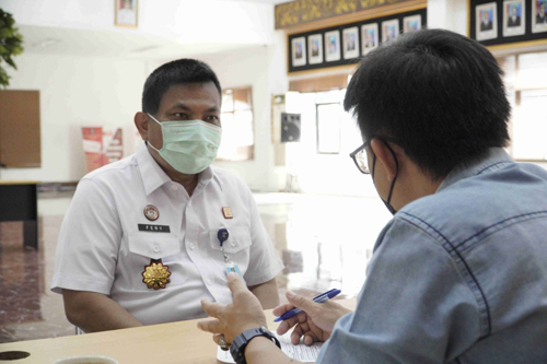 Kepala Kantor Wilayah Kemenkumham Kalimantan Barat, Fery Monang Sihite sesaat menjelang vaksinasi booster, Rabu (23/2/22). Foto: Alfian