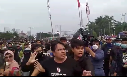Detik-detik menjelang Ade Armando dokeroyok massa pada demonstrasi, Senin (11/4/2022)