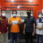 Proses penyerahan Tang Lung Hing dari Lapas IIA Pontianak kepada Imigrasi Kelas I TPI Pontianak untuk proses deportasi, Minggu (15/5/2022) 