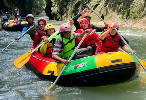 Rombongan SMSI menjajal Sungai Bah Bolon yang menjadi lokasi wisata arung jeram di Sergai Sumatera Utara.