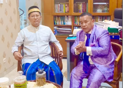 Hotman Paris mendatangi rumah kediaman Kyai Cholil Nafis untuk permohonan maaf terkait kasus holywings. Foto Captur video instagram @hotmanparisofficial 