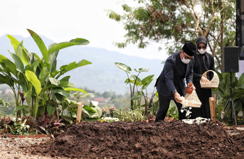Ridwan Kamil dan istrinya, Atalia di makam Eril, Senin (13/6/2022). Foto: KOminfo Jabar