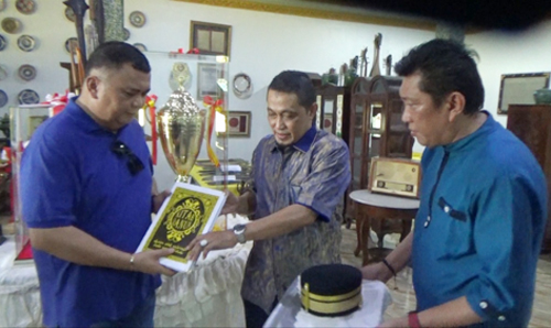 Dato' Hamzah menerima Kitab Kanon Kesultanan Sambas dari Subhan Nur, Sabtu (16/7/2022) di Museum Subhan Nur. Foto: pontianak-times.co.id