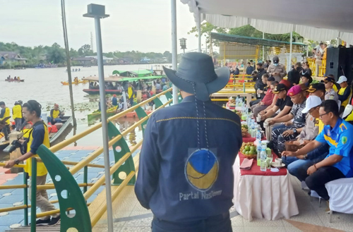 Lomba Sampan Bedar memperingati HUT Kabupaten Sambas, Minggu (17/7/2022)