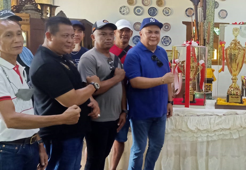 Dato’ Hamzah beserta rombongan menyerahkan Piala Bergilir Sampan Bedar kepada Ketua PODSI Kabupaten Sambas, Sabtu (16/7/2022) di Museum Subhan Nur