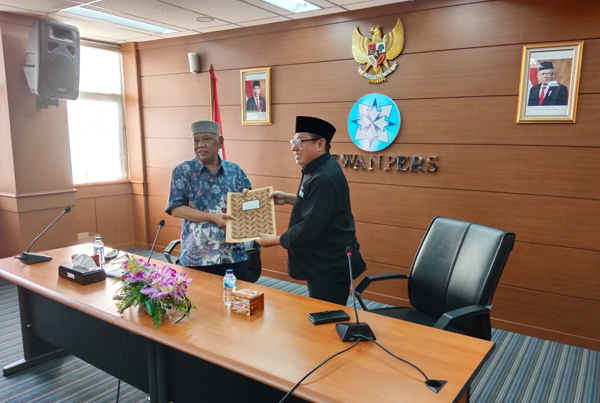 Ketua Serikat Media Siber Indonesia (SMSI Pusat, Firdaus menyerahkan dokumen nama-nama perusahaan pers yang tergabung dalam SMSI kepada Ketua Dewan Pers, Azyumardi Azra, Jumat (12/8/2022).