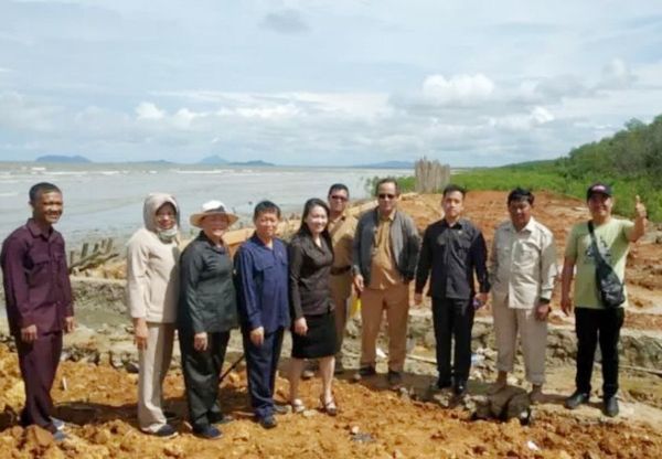 Kunjungan Komisi I dan III DPRD Singkawang ke Muara Kuala Jalan Kelapa II di lokasi pembukaan lahan yang menyumbat parit dilakukan oleh oleh Aliong (kini menjadi tersangka di Polda Kalbar)