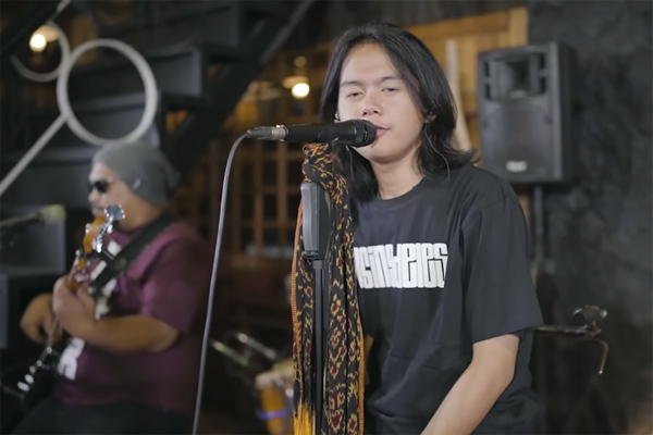 Maulana Ardiansyah membawakan lagu Tiara dalam versi Reggae di salah satu cafe di Banyuwangi. Foto: Capture Kanal Youtube Maulana Ardiansyah