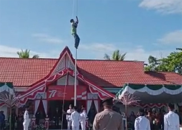 Aksi Heroik Rajili, Pelajar SMK Negeri 1 Semparuk Kabupaten Sambas Kalimantan Barat yang memanjat tiang bendera untuk membetulkan tali penggerek merah putih saat upacara bendera, Rabu (17/8/2022)