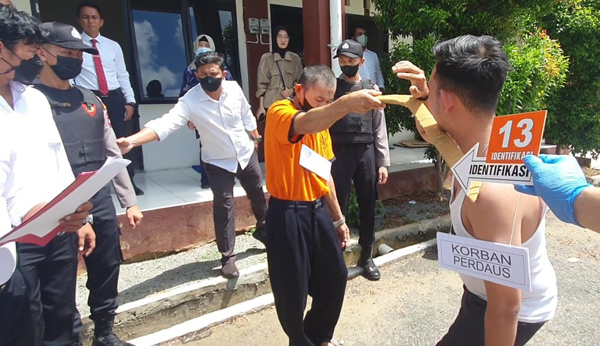 Adegan ke-13 rekonstruksi di Polres Sambas saat L bin DL menghunuskan parangnya ke arah leher Perdaus alias Long Badus, Senin (22/8/2022)