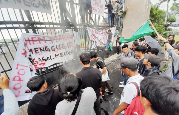 Poros Pelajar Nasional melakukan aksi di depan Gedung DPR RI, Kamis (1/9/2022)