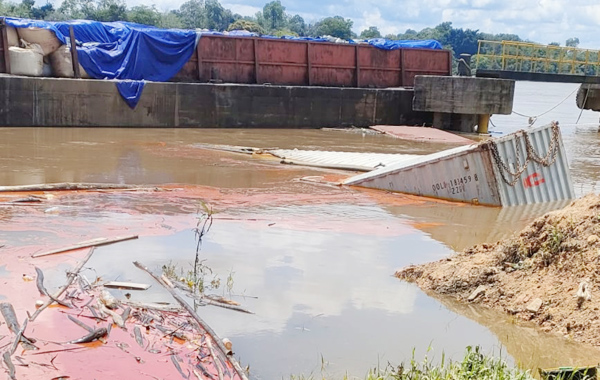 Kondisi air di Sungai Melawi pasca tumpahnya 25 kontainer pengangkut Crude Palm Oli di Sungai Melawi Desa Tertung Kabupaten Sintang