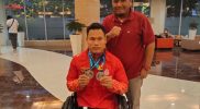 Mustaat Saman bersama atlet peraih medali di Asean Paragames XI