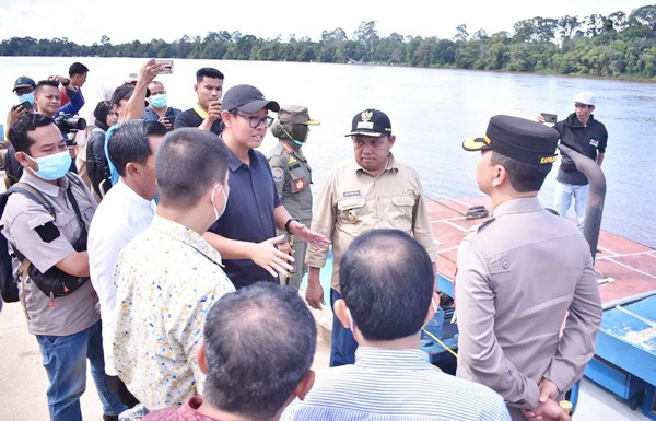 Wakil Bupati Sintang, Melkianus bersama Kapolres meninjau lokasi tumpahnya 25 kontainer Crude Palm Oil (CPO) di bantaran Sungai Melawi Desa Tertung, Sintang, Jumat (23/9/2022)