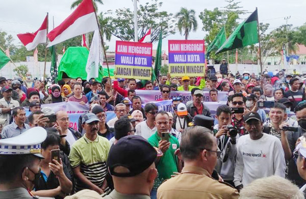 Aksi massa gabungan pedagang, mahasiswa, buruh dan tani yang menggeruduk Walikota Singkawang, Selasa (18/10/2022) 