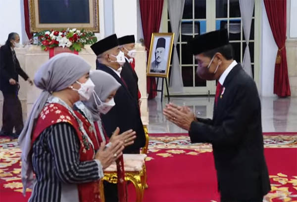 Presiden Joko Widodo mengucapkan selamat kepada keluarga para ahli waris yang mendapat anugerah pahlawan nasional, Senin (7/11/2022) di Istana Negara Jakarta