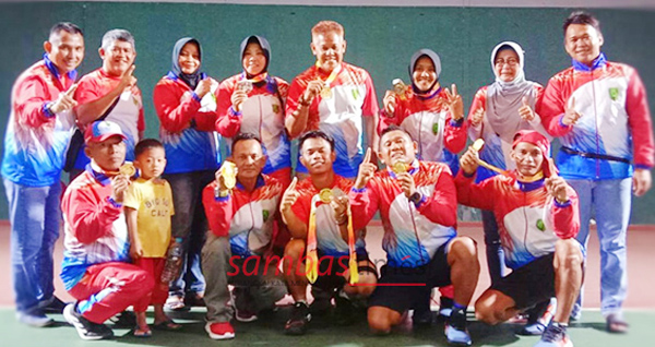Atlet Pelti Kabupaten Sambas merayakan kemenangannya setelah unggul di ajang Porprov XIII Kalimantan Barat