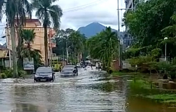 Salah satu ruas jalan di Kota Singkawang yang terkena banjir, Minggu (6/11/2022)