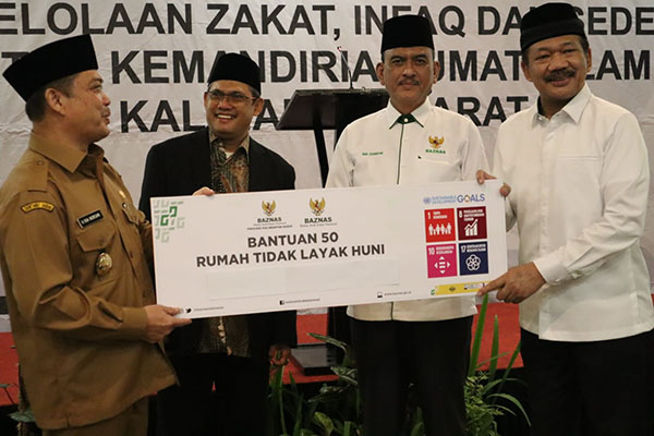 Penyerahan secara simbolis bantuan 50 bedah rumah tak layak huni di Kalimantan Barat, Senin (5/12/2022)