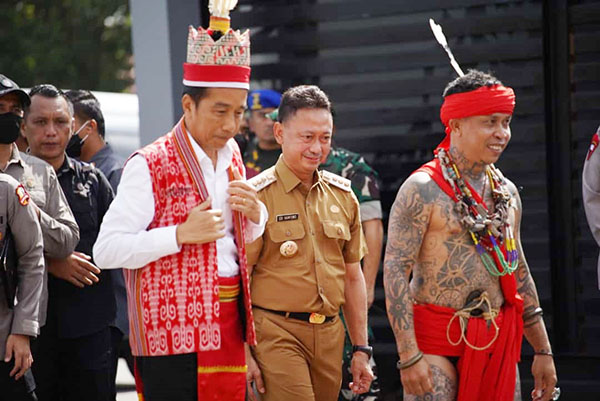 Presiden Jokowi, Edi Kamtono dan Panglima Jilah dalam acara Temu Akbar TBBR dan Pasukan Merah