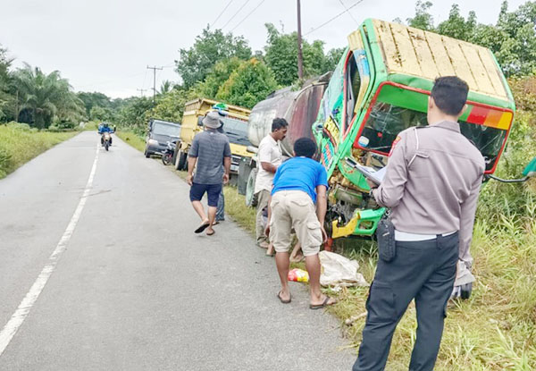 Petugas Satlantas berada di lokasi kejadian mengumpulkan keterangan saksi-saksi dan mengevakuasi korban serta kendaraan dalam kecelakaan di Jalan Raya Subah-Ledo. 