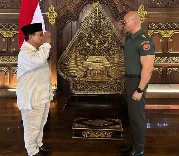 Deddy Corbuzier mendapat penghormatan dari Menhan Ri Prabowo Subianto. Foto: Twitter  @corbuzier