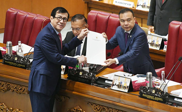 Sufmi Dasco Ahmad, Wakil Ketua DPR RI menyerahkan RUU KUHP yang telah disahkan menjadi UU KUHP kepada Menkumham Yasonna H Laoly, Selasa (6/12/2022)