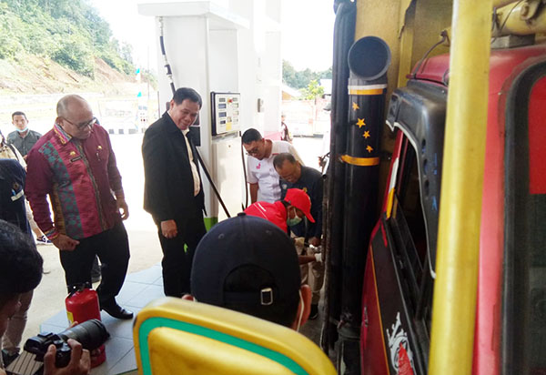 Prabasa Anantatur dan Igantius menyaksikan simbolis pengisian BBM saat peresmian 14 Penyalur BBM Satu Harga di Aruk , Sajingan Besar Kabupaten Sambas, Rabu (30/11/2022)