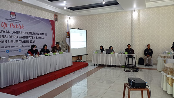 Uji Publik Rancangan Penataan Daerah Pemilihan dan Alokasi Kursi di DPRD Kabupaten Sambas, Rabu (14/12/2022) di Hotel Pantura Jaya, Sambas.