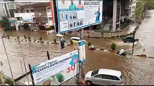 Banjir di Jalan Gajahmada, tepat di depan Hotel Haris Pontianak dan sejumlah ruas jalan lainnya, Jumat (23/12/2022)