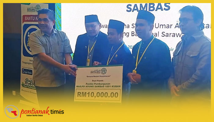 Misni Safari Ketua YSRM menerima wakaf 10 Ribu Ringgit Malaysia dari Baitulmal Sarawak, Kamis (12/1/2023)