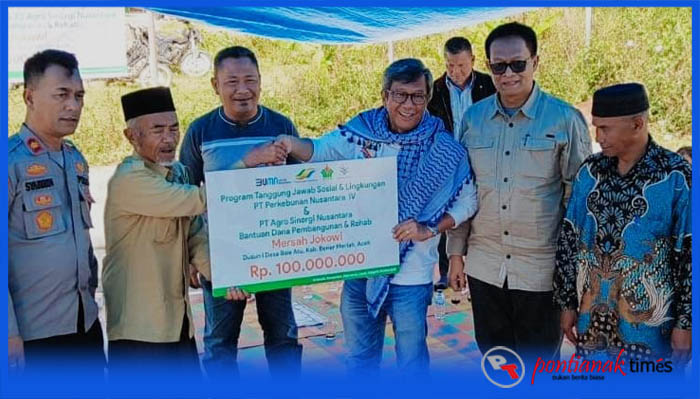 Osmar menyerahkan simbolis bantuan kepada H Nurdin Aman Tursina, ayah angkat Presiden Joko Widodo, untuk renovasi Mersah.
