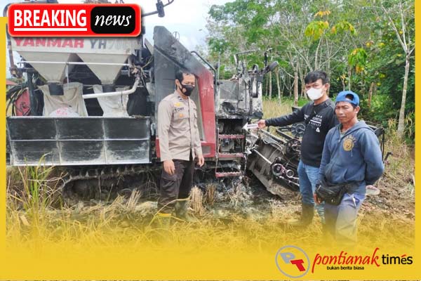 Petugas Reskrim Polsek Tekarang Kabupaten Sambas melakukan olah kejadian perkara pembakaran mesin panen padi yang dibakar sosok misterius, Minggu (22//2023)