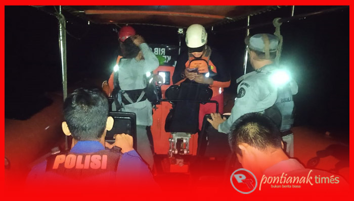 Tim SAR Gabungan menuju lokasi penemuan nelayan yang terapung di perairan Muara Pemangkat, Selasa malam (3/1/2023)