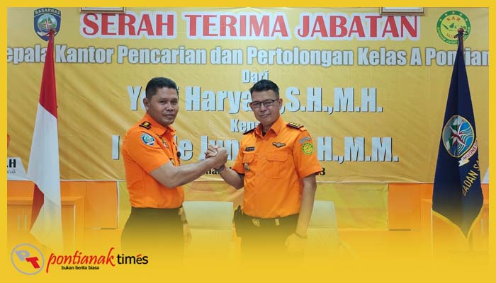 Yopi Haryadi dan I MAde Junetra, salam komando pada Sertijab Pimpinan SAR Pontianak, Rabu (8/2/2023)