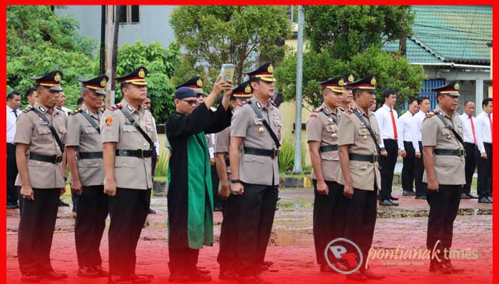 Prosesi Serah Terima Jabatan (Sertijab) tujuh personel di Mapolres Sambas, Selasa (28/2/2023)