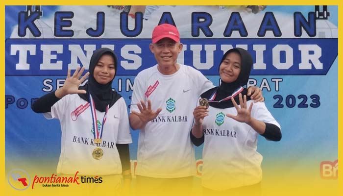 Mulyadi, Pembina Atlet Junior Kabupaten Sambas diapit dua petenis junior putri, Indah Walliah dan Dinda Aprianti