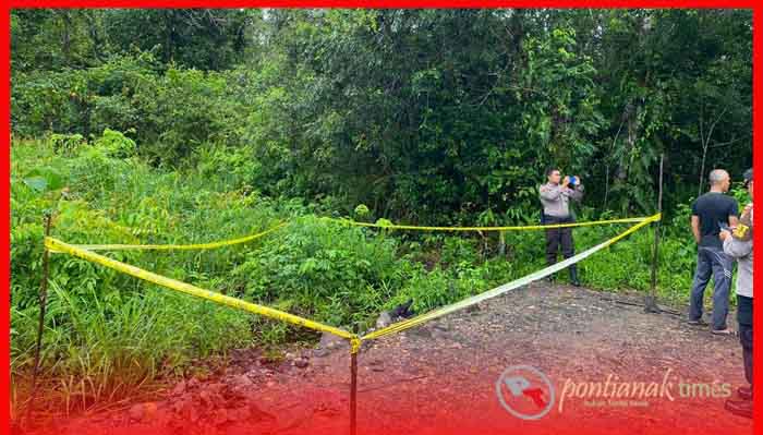Jajaran Reskrim Polres Sambas membentangkan police line di lokasi kejadian ditemukannya bayi yang dibuang, Minggu (5/3/2023) di dekat semak-semak Jalan Lingkar, Kecamatan Sambas