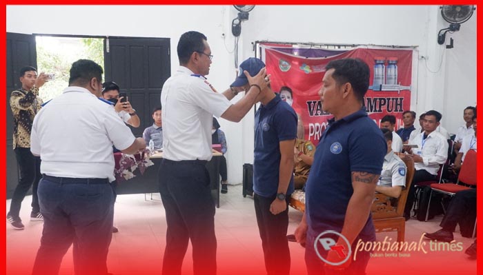 Penyematan topi kepada peserta Diklat Juru Parkir, Selasa (21/3/2023)