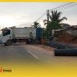 Ceceran tanah merah di jalan raya pada aktivitas pelebaran jalan BTS Kota Mempawah-Sungai Pinyuh, Rabu (8/3/2023)